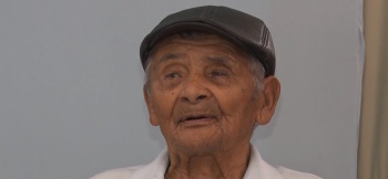 Familiares e amigos comemoram na Cidade Ozanan aniversário de um dos idosos mais velhos do mundo