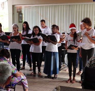 Concerto natalino é promovido na Cidade Ozanan e encanta os idosos da instituição