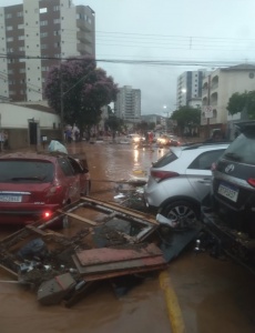 Forte tempestade causa alagamento e destruição em Itaúna