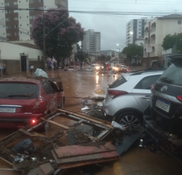 Forte tempestade causa alagamento e destruição em Itaúna