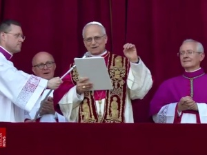 Vaticano elege o novo líder da Igreja Católica: norte-americano tem perfil progressista e segue a linha de Papa Francisco