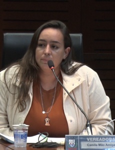 Vereadora Camila Mão Amiga manifesta preocupações em relação à fiscalização de denúncias de maus tratos aos animais