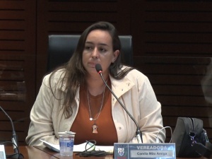Vereadora Camila Mão Amiga manifesta preocupações em relação à fiscalização de denúncias de maus tratos aos animais
