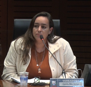 Vereadora Camila Mão Amiga manifesta preocupações em relação à fiscalização de denúncias de maus tratos aos animais