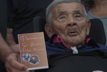 Um dos homens mais velhos do mundo celebra 118 anos durante festa na Cidade Ozanam