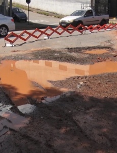 Rotatória da Avenida Prof. Mello Cançado passa por obras após estragos causados por caminhão