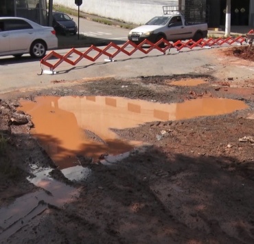 Rotatória da Avenida Prof. Mello Cançado passa por obras após estragos causados por caminhão