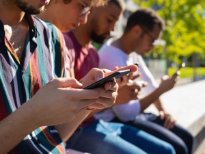 Pesquisa aponta falta de apoio a jovens no mundo digital e reforça debate sobre regulação