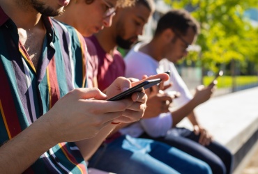 Pesquisa aponta falta de apoio a jovens no mundo digital e reforça debate sobre regulação