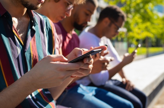 Pesquisa aponta falta de apoio a jovens no mundo digital e reforça debate sobre regulação