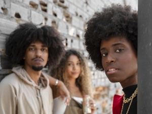 Pesquisa revela que maioria das pessoas pretas já sofreu discriminação no Brasil