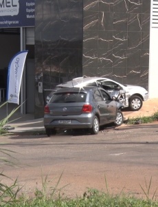 Batida entre dois veículos no bairro Senador Valadares deixa condutores e passageiro feridos