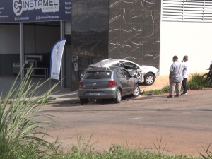 Batida entre dois veículos no bairro Senador Valadares deixa condutores e passageiro feridos