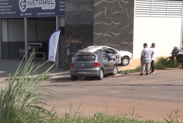 Batida entre dois veículos no bairro Senador Valadares deixa condutores e passageiro feridos