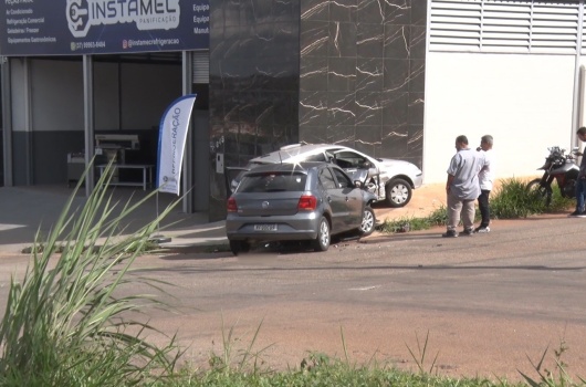 Batida entre dois veículos no bairro Senador Valadares deixa condutores e passageiro feridos