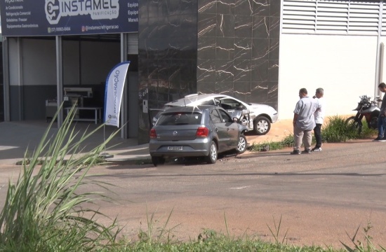Batida entre dois veículos no bairro Senador Valadares deixa condutores e passageiro feridos