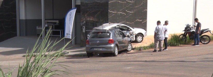 Batida entre dois veículos no bairro Senador Valadares deixa condutores e passageiro feridos