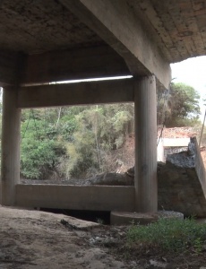 Ponte que liga Igaratinga à Divinópolis cai gerando transtornos e prejuízos