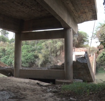 Ponte que liga Igaratinga à Divinópolis cai gerando transtornos e prejuízos