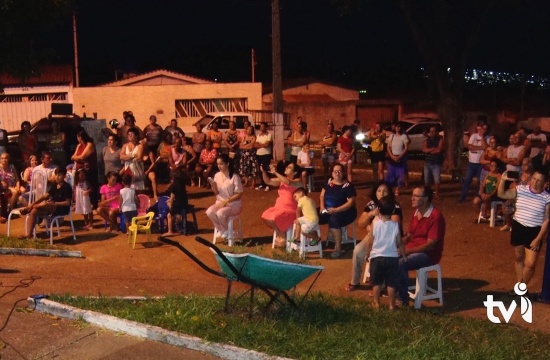 Coral dos idosos faz apresentação especial de Natal no bairro JK