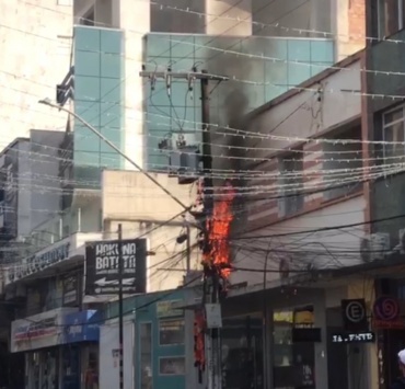 Poste pega fogo em plena rua Benedito Valadares, no centro de Pará de Minas