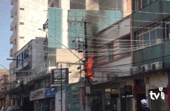 Poste pega fogo em plena rua Benedito Valadares, no centro de Pará de Minas