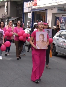 Caminhada “Outubro Rosa” alerta sobre prevenção ao câncer de mama