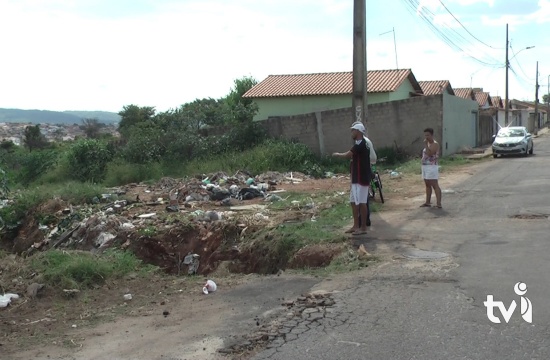 TVI Comunidade: morador do bairro Santos Dumont reclama de buraco na rua onde vive
