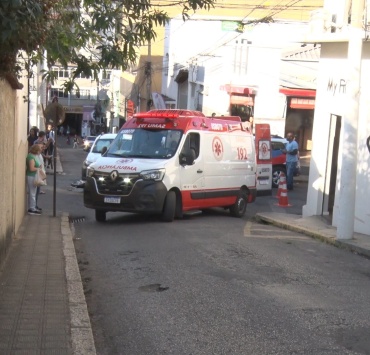 Acidente entre carro e moto é registrado no Centro de Pará de Minas na tarde desta segunda (25)