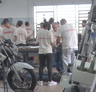 Curso de mecânico de motocicletas é dado pelo SINE com verbas da Vale do Rio Doce