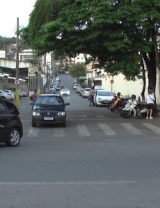 Via que dá acesso ao bairro Raquel sofre nova alteração no sentido de trânsito