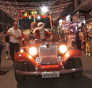 Desfile e chegada do Papai Noel e sua turma encanta os pará-minenses na abertura do Natal Luz