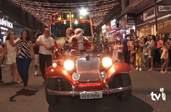 Desfile e chegada do Papai Noel e sua turma encanta os pará-minenses na abertura do Natal Luz