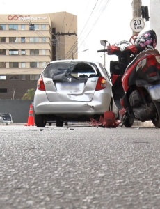 Motociclista fica ferida em acidente entre carro e motocicleta na área central de Pará de Minas