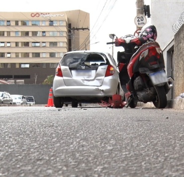 Motociclista fica ferida em acidente entre carro e motocicleta na área central de Pará de Minas