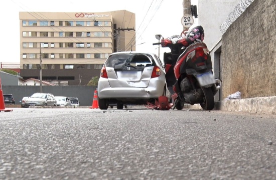 Motociclista fica ferida em acidente entre carro e motocicleta na área central de Pará de Minas