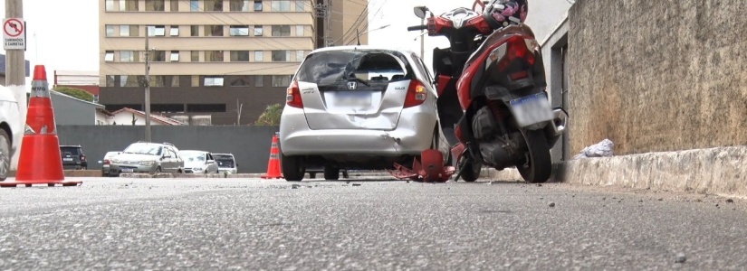 Motociclista fica ferida em acidente entre carro e motocicleta na área central de Pará de Minas