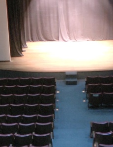 Escola Municipal de Teatro completa um ano com espetáculo feito pelos alunos da instituição