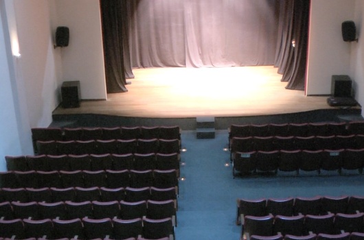 Escola Municipal de Teatro completa um ano com espetáculo feito pelos alunos da instituição