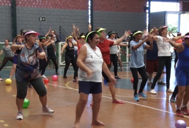 Idosos de Pará de Minas participam de atividade recreativa em clube de lazer