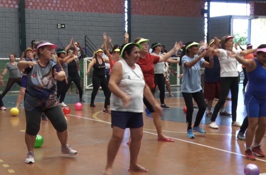 Idosos de Pará de Minas participam de atividade recreativa em clube de lazer