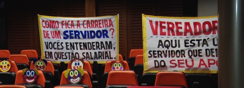 Reunião da Câmara é marcada por protesto de servidores e adiamento do projeto que reajusta salário do funcionalismo