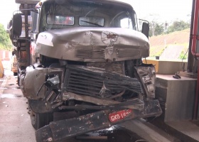 Caminhões se envolvem em acidente no pedágio da BR-262, na altura de Florestal