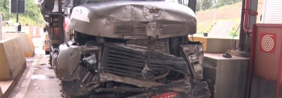 Caminhões se envolvem em acidente no pedágio da BR-262, na altura de Florestal