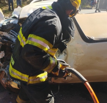 Carro e Caminhão se envolvem em grave acidente na MG-431, próximo ao distrito de Caetano Preto