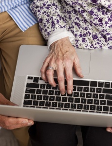 Idosos enfrentam barreiras para acessar serviços digitais do INSS, e pontos físicos são reforçados