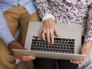 Idosos enfrentam barreiras para acessar serviços digitais do INSS, e pontos físicos são reforçados