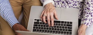 Idosos enfrentam barreiras para acessar serviços digitais do INSS, e pontos físicos são reforçados