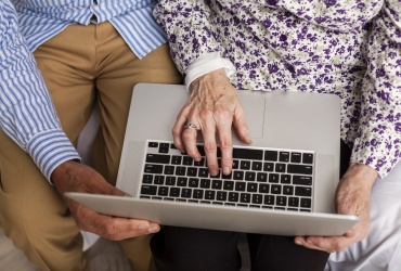 Idosos enfrentam barreiras para acessar serviços digitais do INSS, e pontos físicos são reforçados
