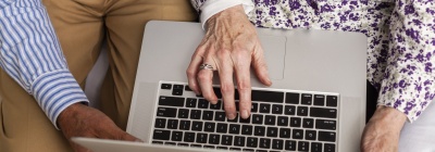 Idosos enfrentam barreiras para acessar serviços digitais do INSS, e pontos físicos são reforçados
